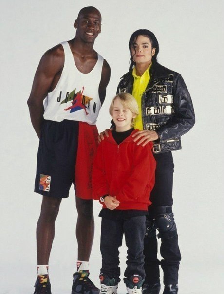 Маколей Калкин с Майклом Джорданом и Майклом Джексоном на съемках видео на песню Джексона «Jam»