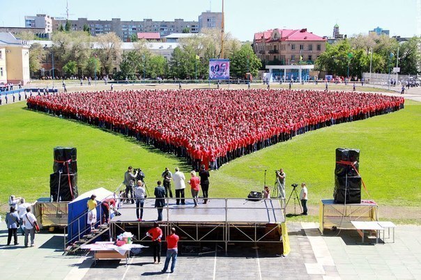 Более 7000 студентов в Оренбурге выстроились в форме капли крови для рекламной кампании символизирующую единство в поддержке донорства.