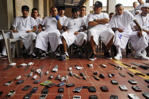 Члены уличной банды Mara 18, тюрьма Исалько, Сальвадор. Заключенные сдали свои самодельные ножи и более 60 сотовых телефонов, чтобы сохранить перемирие между двумя главными бандами страны — Mara 18 и Mara Salvatrucha (MS-13)