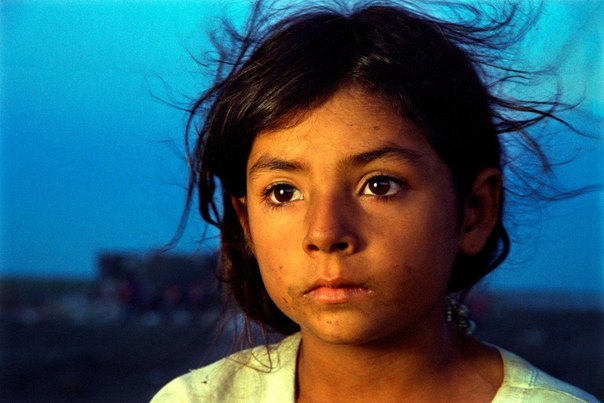 Снимок восьмилетней девочки, сделанный на мексиканской мусорной свалке, прославил фотографа Джанет Джармен. В августе 1996 года Джанет отправилась в исследовательскую поездку в Мексику. Местные активисты привели ее на городскую свалку в Матаморосе, расположенную вдоль американо-мексиканской границы. Среди дыма, огня и сточных вод Дет заметила девочку, которой тогда было всего 8 лет. Марисоль вместе со своей семьей искала среди мусора вторсырье для продажи в пункты переработки. Она мечтала о переезде в Америку.
