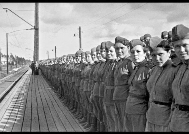 Девушки-снайперы перед отправкой на фронт. 1943 год
