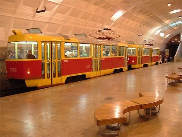 В Волгограде функции метро выполняют обычные трамваи. Подобная система скоростного трамвая построена и в украинском городе Кривой Рог.