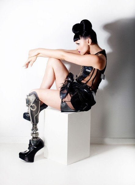 Виктория Модеста - Москалова - британская модель и певица с протезом ноги.