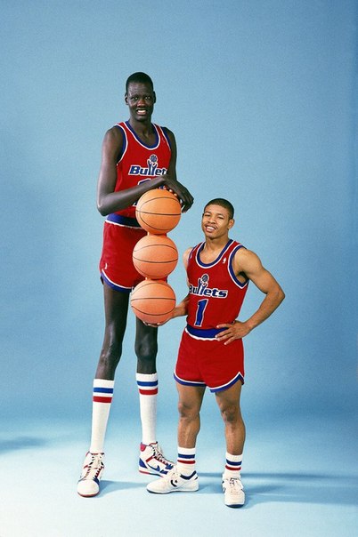 Самый высокий и самый низкий баскетболисты NBA: Мануте Бол и Магси Богз