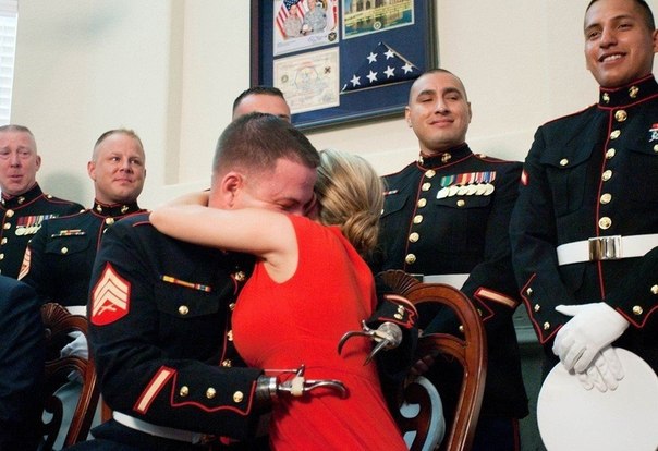 34-летний сержант Джеймс Райт обнимает свою невесту Коди Файф, после того как она приняла его предложение о женитьбе.