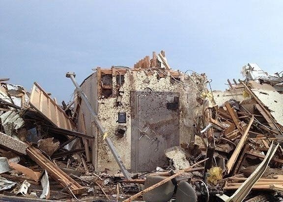 10 сотрудников и 5 посетителей банка в Оклахоме переждали торнадо в этом сейфе.