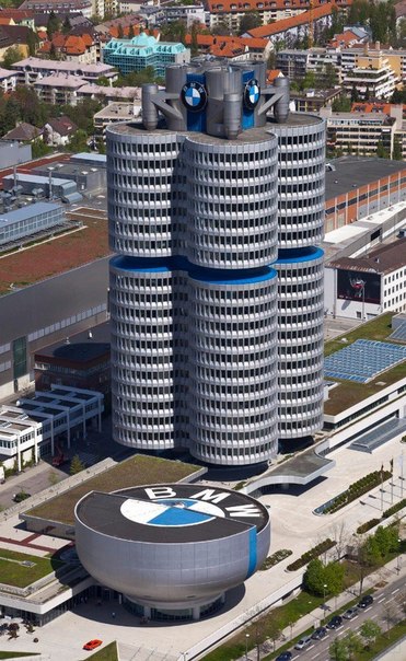 Штаб-квартира BMW и здание музея BMW в Мюнхене, Германия