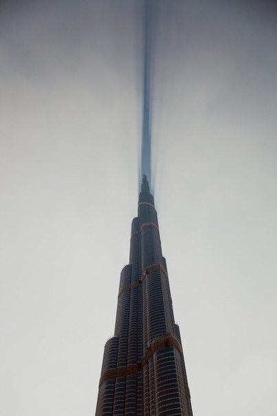 Башня в Дубае разрезает облака