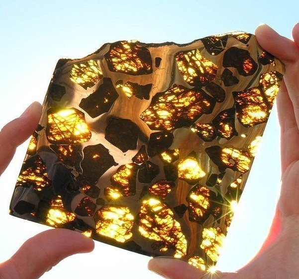Кусок метеорита, упавшего в 2000 году в пустыне Гоби в Китае.