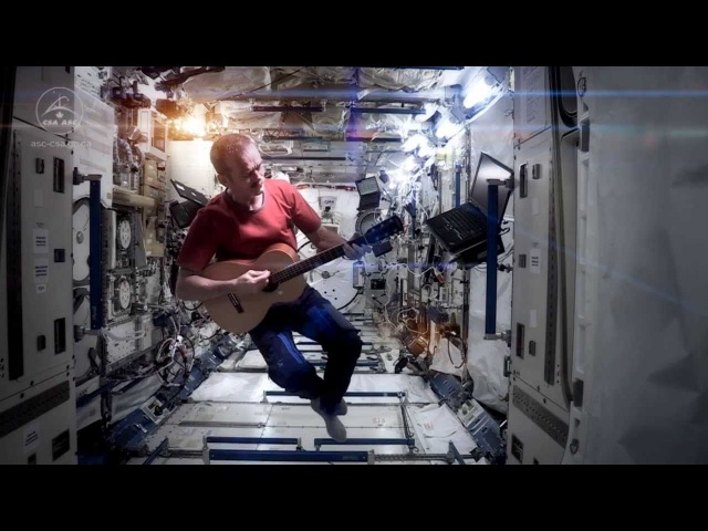 Вчера, сдав пост командира Международной космической станции перед возвращением на Землю, канадский астронавт Крис Хадфилд выпустил клип на песню Дэвида Боуи «Space Oddity»