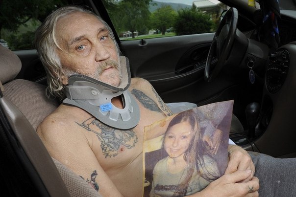 Джон Берри с фотографией дочери Аманды, которая была освобождена из плена спустя 10 лет после похищения, Элизабеттон, штат Теннесси, США. Аманда — одна из трех девушек, похищенных Ариэлем Кастро в начале 2000-х годов в Кливленде. Они были освобождены после того, как сосед Кастро услышал подозрительные крики и вызвал полицию