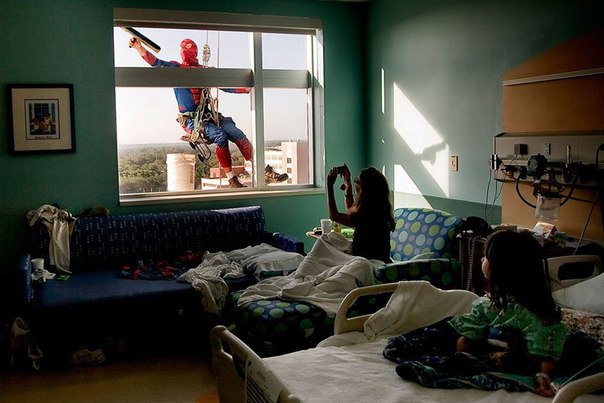 Супергерои в детской больнице города Сент-Питерсберг, штат Флорида.