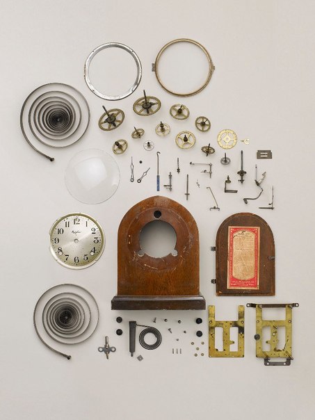 Канадский фотограф Тодд Маклеллан разбирает камеры, часы, пишущие машинки и прочие знаковые предметы быта.