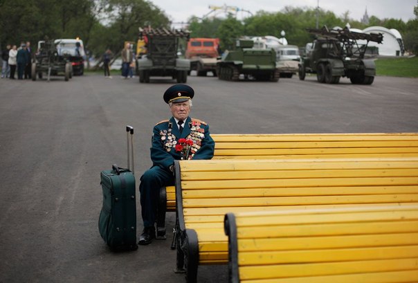 Ветеран войны из Беларуси Константин Пронин сидит на скамейке в парке Горького 9 мая 2011 года. Он надеется встретить кого-нибудь из своих фронтовых друзей.