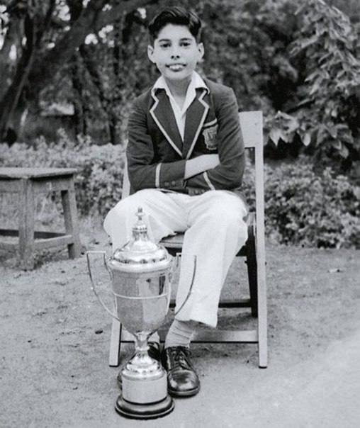 12-летний Фредди Меркьюри с кубком за участие в юношеском многоборье. Школа Святого Петра в Панчгани, Индия, 1958 год.