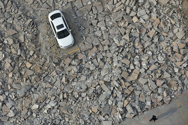 Закрытая парковка в городском округе Тайюань, Китай. Компания, занимающаяся расширением улицы, не могла разыскать собственника автомобиля больше 10 дней.