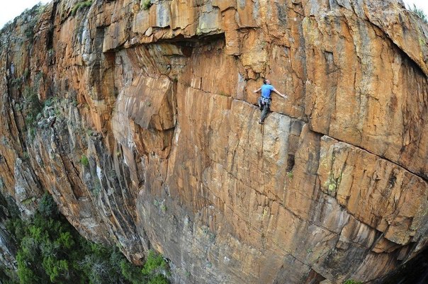 Британский альпинист Джон Робертс на скале в ЮАР.