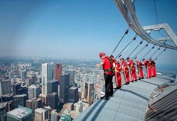 Прогулка по краю телевизионной башни Си-Эн Тауэр в Торонто — это аттракцион для настоящих любителей острых ощущений. Как известно, башня Си-Эн Тауэр считается одним из самых больших зданий в мире. На леденящей душу высоте, расположена смотровая площадка без каких-либо ограждений. Группы в составе по 6 человек застрахованы специальными страховочными канатами, рассчитанными длинной на узкую кольцевую платформу башни.