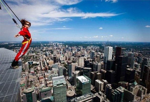 Прогулка по краю телевизионной башни Си-Эн Тауэр в Торонто — это аттракцион для настоящих любителей острых ощущений. Как известно, башня Си-Эн Тауэр считается одним из самых больших зданий в мире. На леденящей душу высоте, расположена смотровая площадка без каких-либо ограждений. Группы в составе по 6 человек застрахованы специальными страховочными канатами, рассчитанными длинной на узкую кольцевую платформу башни.