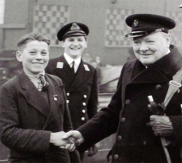 Черчилль жмет руку шестнадцатилетнему Джорджу Смиту, самому молодому рабочему Портсмутских верфей. Кто от этой встречи счастлив больше, Черчилль или Смит сказать сложно.