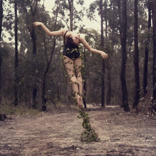 Австралийка Ingrid Endel увлеклась фотографией после того, как ее карьера танцовщицы по прошествии 12 лет упорных тренировок закончилась из-за травмы колена.  К счастью, ее новое увлечение не позволило ей упасть духом и помогло выразить любовь к танцам иным способом.