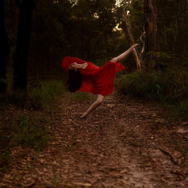 Австралийка Ingrid Endel увлеклась фотографией после того, как ее карьера танцовщицы по прошествии 12 лет упорных тренировок закончилась из-за травмы колена.  К счастью, ее новое увлечение не позволило ей упасть духом и помогло выразить любовь к танцам иным способом.
