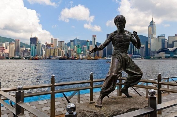 Памятник Брюсу Ли в Гонконге.