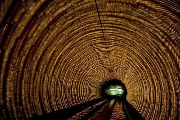 В этой серии фотографий, называющейся Sightseeing Tunnel, немецкий фотограф Jakob Wagner отправляет зрителей в увлекательное путешествие по необычному туннелю, расположенному в Шанхае. Это популярная местная достопримечательность, которая предлагает своим посетителям пятиминутную поездку в автоматической машине по туннелю с сюрреалистичными визуальными и аудио эффектами.
