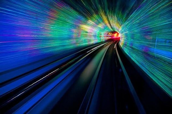 В этой серии фотографий, называющейся Sightseeing Tunnel, немецкий фотограф Jakob Wagner отправляет зрителей в увлекательное путешествие по необычному туннелю, расположенному в Шанхае. Это популярная местная достопримечательность, которая предлагает своим посетителям пятиминутную поездку в автоматической машине по туннелю с сюрреалистичными визуальными и аудио эффектами.