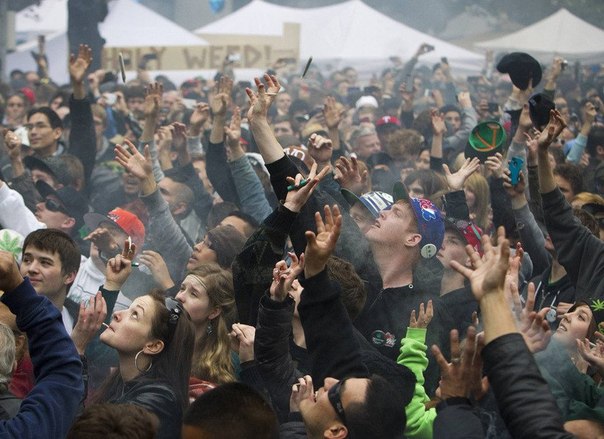 Люди ловят бесплатные самокрутки во время ежегодного мероприятия, пропагандирующего употребление марихуаны, в Ванкувере.