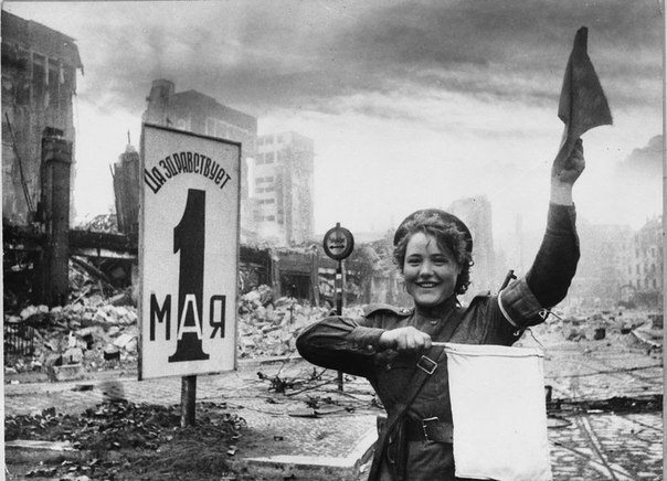 Фото известного советского военного фотографа Евгения Халдея, сделанное в Берлине в мае 1945 года: ефрейтор Мария Шальнева регулирует уличный трафик.