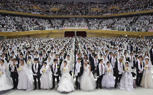 Тысячи молодоженов на общей свадебной церемонии в Капхёне, Южная Корея.
