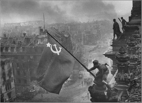 30 апреля 1945 года по Всесоюзному радио сообщили, что в 14 часов 25 минут над Рейхстагом водружено Знамя Победы.