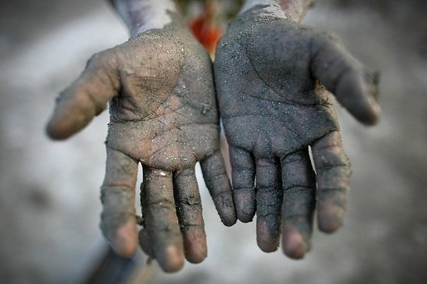 Руки ребенка, работающего на фабрике в Бангладеш.