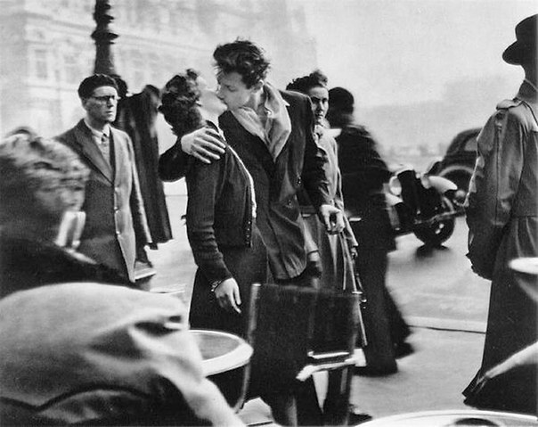 В 1950 году французский фотограф Робер Дуано сделал свой самый известный кадр: «Le baiser de l'Hôtel de Ville» - фото целующейся парочки на оживленной улице Парижа. Снимок стал международным символом молодой любви в Париже.