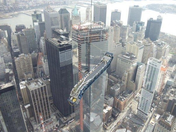 Подъем эскалатора на 100-этажный небоскреб