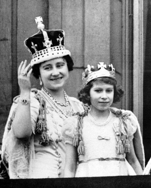 Архивные фотографии королевы Великобритании Елизаветы II в юности