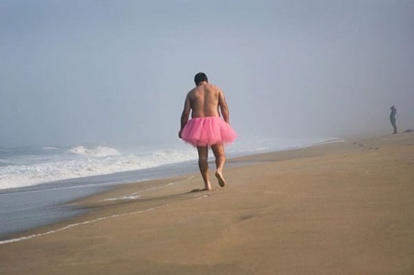 Боб Кэри начал фотографировать себя в розовой балетной пачке в 2003 году, когда у жены Боба Кэри Линды диагностировали рак груди.