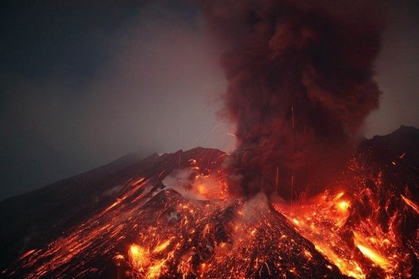 Фотограф Мартин Ритц специализируется на съемке действующих вулканов. В этой серии снимков  запечатлено извержение вулкана Сакурадзима в Японии.