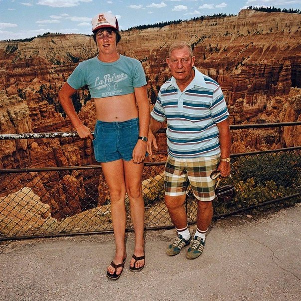 Как-то в начале 1980-х годов фотограф Роджер Миник с женой отправились в Аризону посмотреть на Большой Каньон. Именно там фотограф сделал свой первый кадр для серии ‘Sightseer : вместо того, чтобы снимать себя и свою жену на фоне достопримечательностей, Роджер выбирал самых колоритных туристов и делал их главными героями своих фотографий.