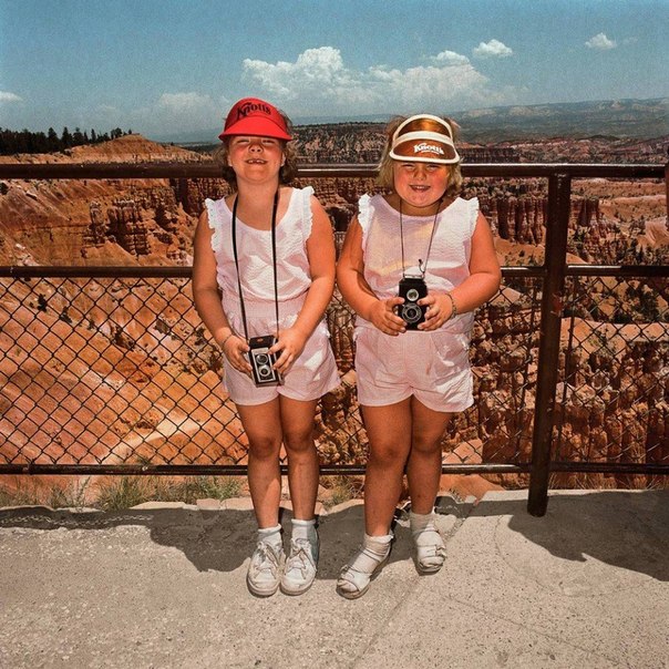 Как-то в начале 1980-х годов фотограф Роджер Миник с женой отправились в Аризону посмотреть на Большой Каньон. Именно там фотограф сделал свой первый кадр для серии ‘Sightseer : вместо того, чтобы снимать себя и свою жену на фоне достопримечательностей, Роджер выбирал самых колоритных туристов и делал их главными героями своих фотографий.