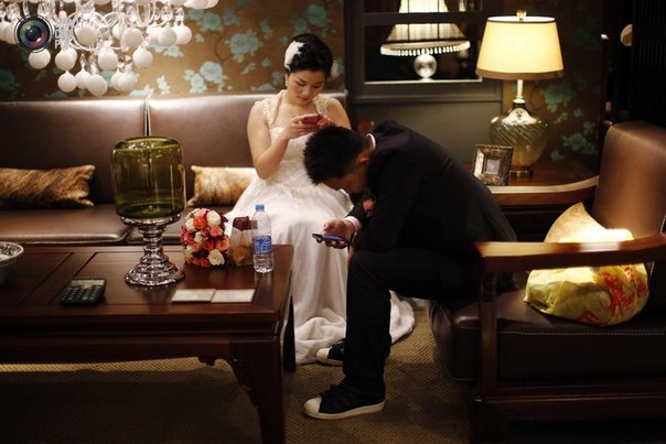 Пара ждёт начала церемонии массового бракосочетания в Шанхае