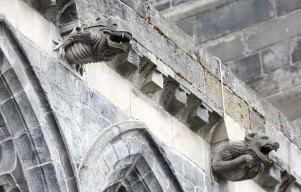 В 90-х годах со стен шотландского аббатства Пэйсли, расположенного неподалеку от Глазго, с целью реставрации были сняты все статуи гаргулий. Некоторые фигуры удалось восстановить, другие же пришлось попросту делать заново. Один их реставраторов постарался на славу, смастерив статую инопланетянина из фильма  Чужой”.