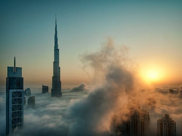 Небоскребы Дубая в тумане