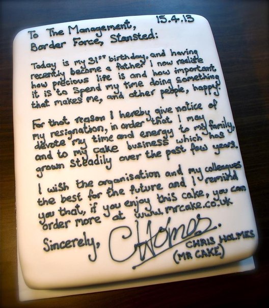 Заявление об увольнении в форме торта от таможенника лондонского аэропорта Станстеда Криса Холмса.