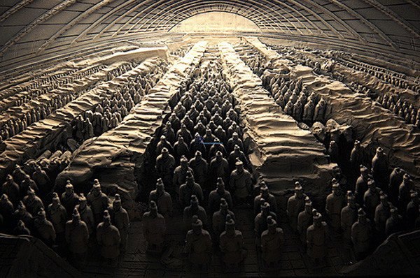 Терракотовая армия — захоронение по крайней мере 8099 полноразмерных терракотовых статуй китайских воинов и их лошадей, обнаруженное в 1974 году рядом с гробницей китайского императора Цинь Шихуанди неподалёку от города Сиань.