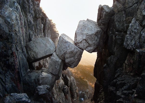Бессмертный мост в горах Таи. При падение камни чудесным образом зажались между скал.