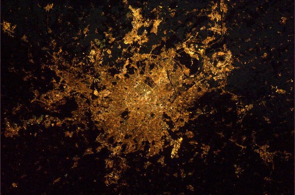 Вид из космоса на ночной Париж