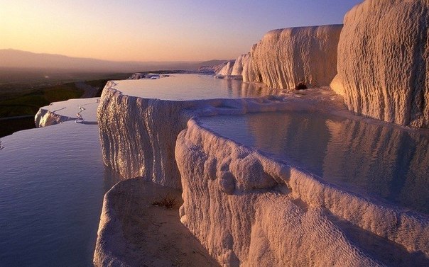 Памуккале - природные бассейны минеральной воды с температурой примерно 35°C, Турция.