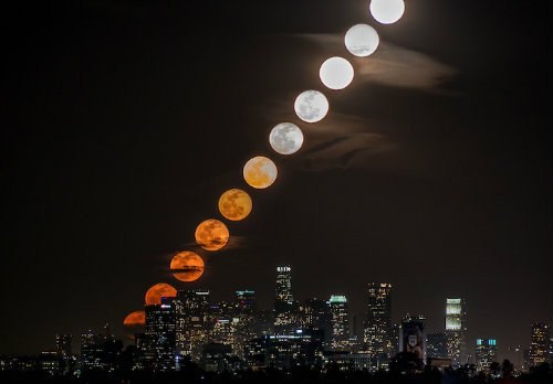 Коллаж из 11 кадров восхода Луны над Лос-Анджелесом, снятых Дэном Маркер-Муром.